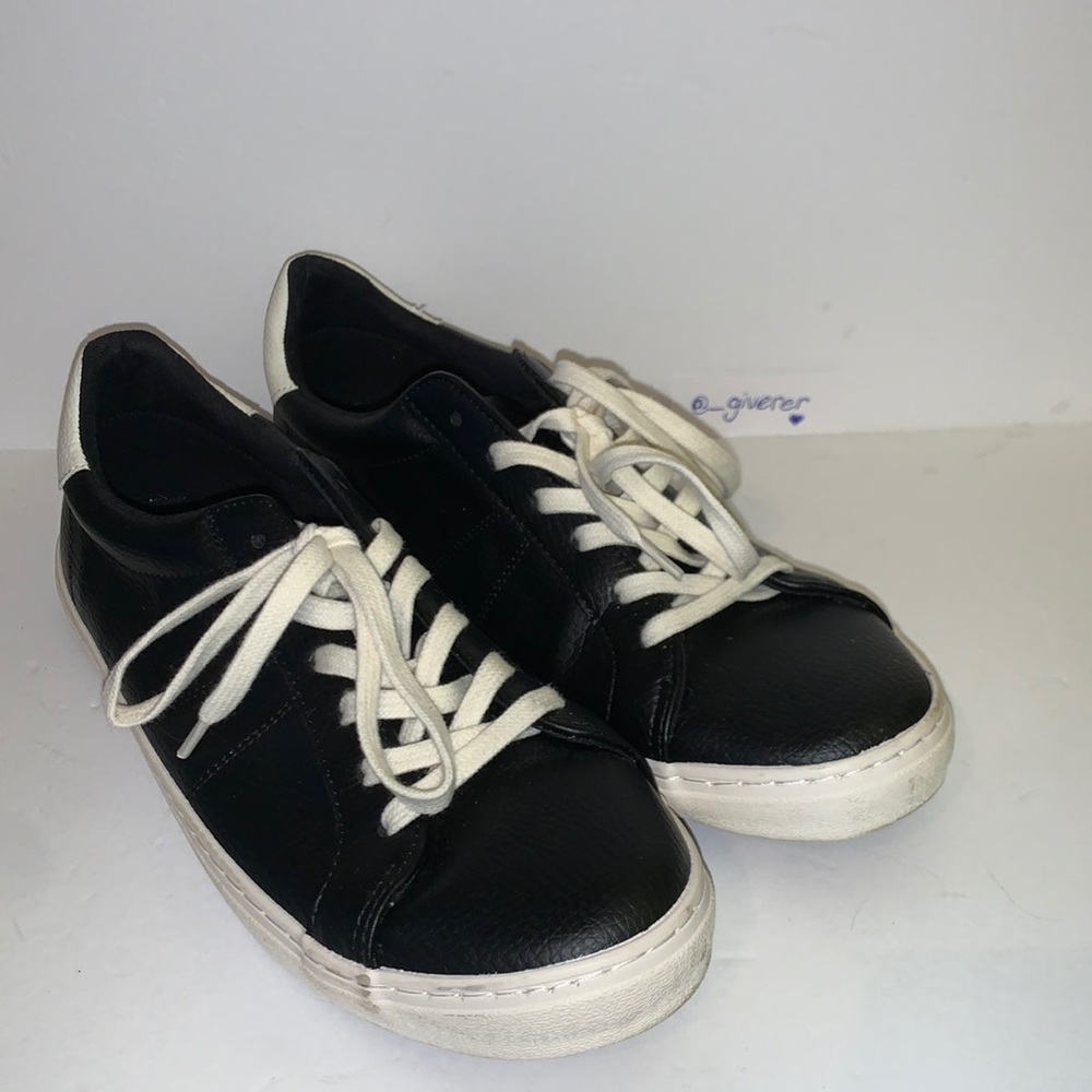 Black & White Lace Up Tennis Shoes Sneakers 👟